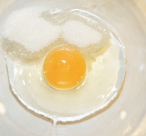 Яйцо взбейте с сахаром.	