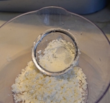 Пропустите творог через сито или разомните его вилкой (чтобы не было комочков).	