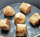 Обжарьте их на сковороде на растительном масле на слабом огне со всех сторон до золотистого цвета.  
Приятного аппетита!	