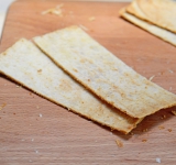 Достаньте тесто из духовки, остудите и порежьте ОСТРЫМ ножом на порционные кусочки (так, чтобы собрать пирожные на один укус).	