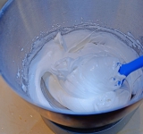 Белки взбейте до слабых пиков, добавьте сахарную пудру и взбейте до плотных пиков.	