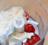 Измельчите клубнику. Смешайте ее со сливочным сыром, сахарной пудрой и сметаной. Взбейте до воздушной консистенции.	