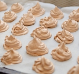 Выложите на противень полученную массу в виде небольших комочков. Сделать это можно с помощью специального кондитерского шприца или мешка, если нет, то сделайте это просто ложкой. Поставьте в духовку сушиться примерно на 2 часа.  
Приятного аппетита!	