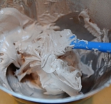 Добавьте какао-порошок и перемешайте массу до однородного состояния.	