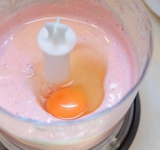 Добавьте яйцо и еще раз взбейте.  
Массу поместите в формочку и поставьте в микроволновку на 1,5-2 минуты на максимальную мощность.  
Охладите и поставьте на 2-3 часа в холодильник.  
Приятного аппетита!	