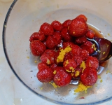 Клубнику залейте бальзамическим уксусом, апельсиновым соком, добавьте цедру апельсина и оставьте на 2-3 часа.	