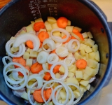 Картофель нарежьте на кубики, морковь на кружочками, лук кольцами. Выложите на рыбу. Залейте 1 мерный стаканчик воды.
Включите режим “Мультиповар/Тушение/Мультирежим” на 20 минут.
Приятного аппетита!