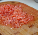 В это время закиньте помидору на 1 минуту в кипящую воду, затем снимите кожицу и мелко порежьте. Добавьте помидор в чашу мультиварку, посолите, поперчите, добавьте травы и включите еще на 10 минут.  
Приятного аппетита!	