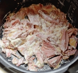 Слейте жидкость, разделите мясо от костей. Мясо верните в чашу мультиварки, посолите, поперчите, добавьте сметану, перемешайте. Включите режим “Тушение/Мультиповар/Мультирежим” на 20 минут.
Приятного аппетита!