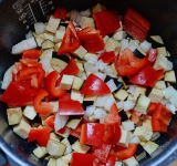 Баклажан, перец и лук порежьте на кубики. Выложите в чашу мультиварки, добавьте 1 мерный стаканчик воды и включите режим «Тушение, Мультирежим/Мультиповар» на 20 минут.	