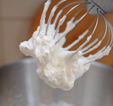Взбейте холодные (!) сливки до состояния взбитых сливок.	
