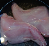 Кролика разделайте на части. Выложите в чашу мультиварки, залейте 700 мл воды и включите режим “Мультиповар/Мультирежим/Суп” на 20 минут.