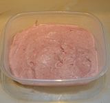 Залейте в контейнер и поставьте в морозильник. Через час достаньте и тщательно перемешайте. Повторите тоже самое через час. Поставьте до застывания массы.  
Приятного аппетита!	