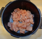 Филе рыбы очистите от костей, порежьте на кусочки. Поместите в чашу мультиварки.