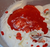 Клубничную массу смешайте со сливками.	