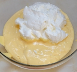 Смешайте сливки с манговым пюре.  
Наслаждайтесь!	