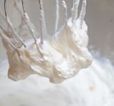 Взбейте сливки с сахарной пудрой до состояния взбитых сливок.	