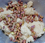 В полученную массу добавьте фисташки. Перемешайте.	