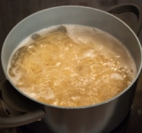 Спагетти отварить до готовности(смотрите на упаковке).Только не переварите.	