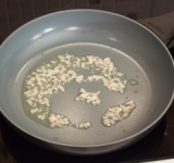 На растительном масле обжарить чеснок.	