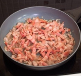 Добавить бекон, обжарить.	