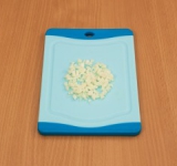 Нарезать чеснок.	