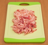 Нарезать бекон.	