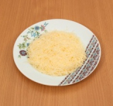 Натереть на тёрке сыр.	