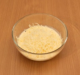 Добавить сливки и сыр.Хорошо перемешать.	