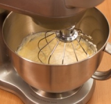 Добавить пюре из манго, перемешать.