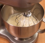 Сливки взбить с сахаром (важно сливки не перевзбить, как только начнут густеть, взбивание надо прекратить).
Добавить маскарпоне, аккуратно перемешать.