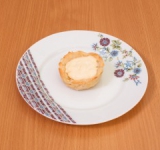 Готовые корзиночки наполнить кремом, украсить фруктами и ягодами.