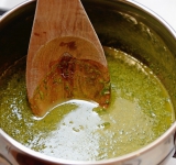 Затем залейте полученную смесь в кастрюльку и готовьте на слабом огне около 5 минут. Мешайте все время!  
Уберите с плиты. Остудите около 30 минут. Процедите через сито или марлю.  
Отлично подойдет для салатов, пиццы, ризотто или просто есть с хлебом!  
Приятного аппетита!	