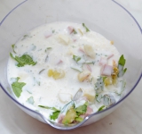 Залейте кефир, досолите и доперчите (при необходимости) и поставьте на 2 часа в холодильник.  
Приятного аппетита!	