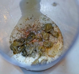 Все ингредиенты для маринада измельчите с помощью блендера.	