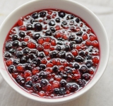 Снимите пенку и переложите в стерилизованные банки и закройте.  
Приятного аппетита!	