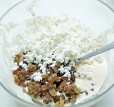 Творог пропустите через сито или разомните вилкой (чтобы не было комочков). Изюм осушите. Соедините желтки, творог и изюм. Перемешайте. Получилась начинка.	