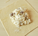 Тесто раскатайте в пласт, разделите на квадратики. Внутрь положите начинку. Защипите края.	