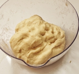 Замесите тесто. Тесто накройте полотенцем и поставьте в теплое место на 1-1,5 часа (тесто должно подняться вдвое), затем разомните тесто и снова поставьте, накрыв полотенцем, в теплое место (примерно на час).	