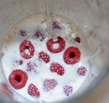 Все ингредиенты поместите в блендер и измельчите до однородной массы  
Приятного аппетита!	