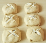 Ватрушки выложите на противень (защипанные краем вниз), смажьте слегка взбитым желтков (для смазывания), сделайте крестообразный надрез. Поставьте в духовку на 20 минут.  
Приятного аппетита!	