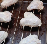 Обсушите крылышки с помощью бумажных полотенец. Затем выложите крылышки на решетку для духовки (вниз поставьте противень, чтобы туда капал лишний маринад с крылышек). Поставьте в духовку на 5 минут, затем переверните на другую сторону и готовьте еще 5-7 минут до готовности.  
Приятного аппетита!	