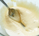 Для начинки замочите изюм в теплой воде или зеленом чае на 15 минут. В это время желтки разотрите с сахаром и ванильным сахаром.	