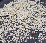 Овсяные хлопья слегка обжарьте на сухой скороде в течении 3 минут. Следите, чтобы хлопья не подгорели (помешивайте их).	