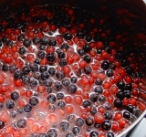 Переложите в кастрюлю, залейте воду и доведите до кипения. Готовьте 5 минут.	