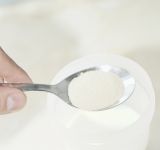 Дрожжи замочите в теплом молоке вместе с сахаром (1 ст.л.). на 10 минут.	