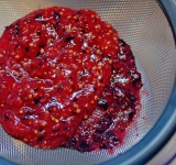 Пропустите через сито. Получится отдельно сок и выжимки.	