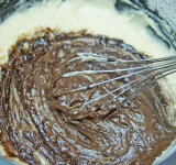 Затем в шоколадную массы добавьте сливочное масло и перемешайте до однородной консистенции.  
Перемешайте яичную массу с шоколадной и тщательно перемешайте.  
Крем готов!	