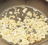 Лук и чеснок мелко нарежьте и обжарьте на сковороде на умеренно среднем огне на сливочном масле (или жире из под бекона) в течении 4 минут. Затем добавьте фарш и готовьте 5 минут. Во время готовки ломайте на маленькие кусочки фарш.	