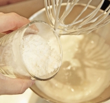 Желтки взбейте с сахаром до белой густой массы. Затем добавьте муку и снова взбейте.	